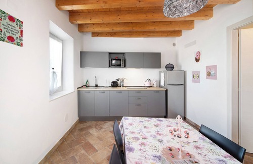 Caprino Veronese Apartamento | Apartamento vacacional "Casale La Coccinella Lavanda" con jardín compartido y Wi-Fi