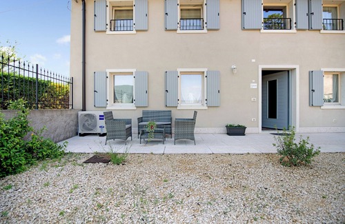 Caprino Veronese Apartamento | Apartamento vacacional "Casale La Coccinella Lavanda" con jardín compartido y Wi-Fi