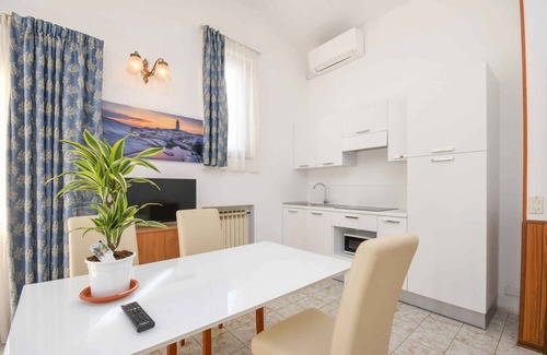 Limone sul Garda Apartamento | Apartamento vacacional con balcón o terraza, aire acondicionado y piscina