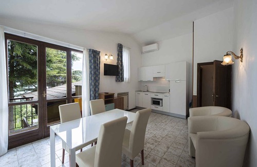 Limone sul Garda Apartamento | Apartamento vacacional con balcón o terraza, aire acondicionado y piscina