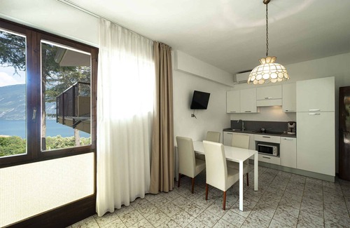Limone sul Garda Apartamento | Apartamento vacacional con balcón o terraza, aire acondicionado y piscina