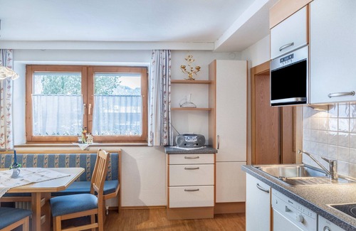 Bruck am Ziller Apartamento | Apartamento vacacional "Gästehaus Gisela 2" con vistas a la montaña, jardín compartido y Wi-Fi