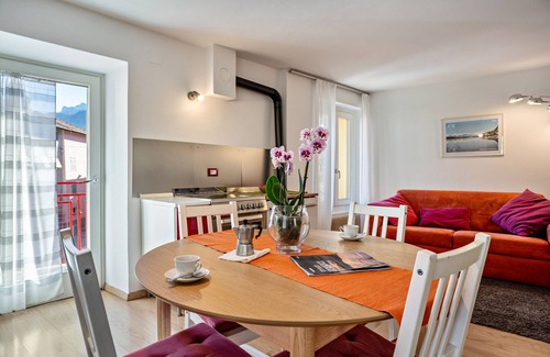 Borgo Valsugana Apartamento | Apartamento vacacional "Balconi Rossi Borgo Valsugana" con vistas a la montaña, 2 balcones y Wi-Fi