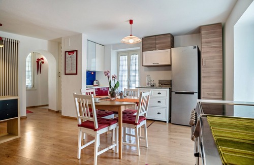 Borgo Valsugana Apartamento | Apartamento vacacional "Balconi Rossi Borgo Valsugana" con vistas a la montaña, 2 balcones y Wi-Fi