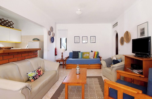Montes de Alvor Apartamento | Apartamento vacacional "Alvor" con aire acondicionado, jardín compartido, piscina y terraza.