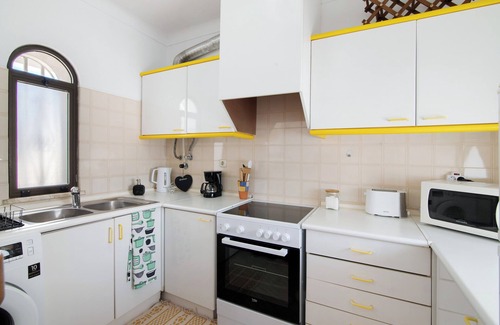 Montes de Alvor Apartamento | Apartamento vacacional "Alvor" con aire acondicionado, jardín compartido, piscina y terraza.