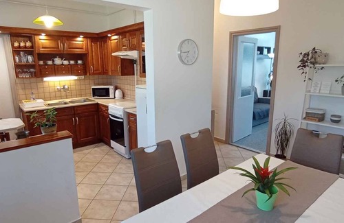 Balatonszarszo Apartamento | Apartamento vacacional apto para niños con parque infantil y arenero