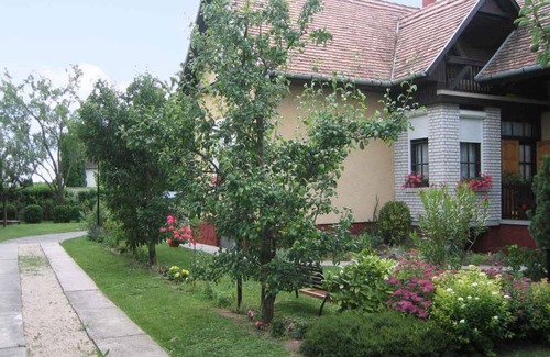 Balatonszabadi Apartamento | Apartamento vacacional con jardín y zona tranquila