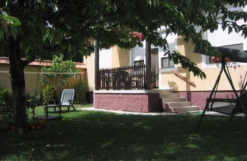 Balatonszabadi Apartamento | Apartamento vacacional con jardín y zona tranquila