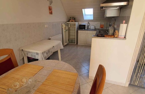 Balatonszabadi Apartamento | Apartamento vacacional con piscina e internet