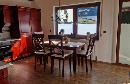 Bad Arolsen Apartamento | Apartamento vacacional 'Am Twistesee 2 Ebenerdig' con terraza, jardín y Wi-Fi