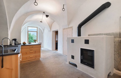Pfalzen Apartamento | Apartamento vacacional 'Ansitz Baumannhof 1818' con vistas a la montaña, jardín comunitario y Wi-Fi
