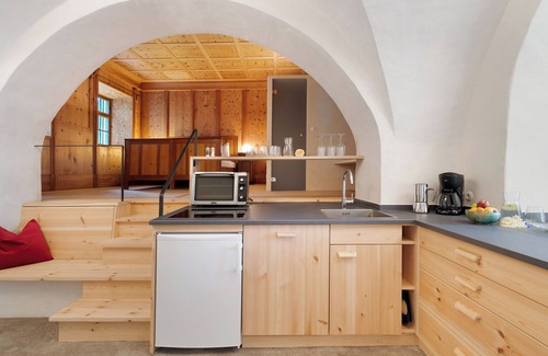 Pfalzen Apartamento | Apartamento vacacional 'Ansitz Baumannhof 1818' con vistas a la montaña, jardín comunitario y Wi-Fi