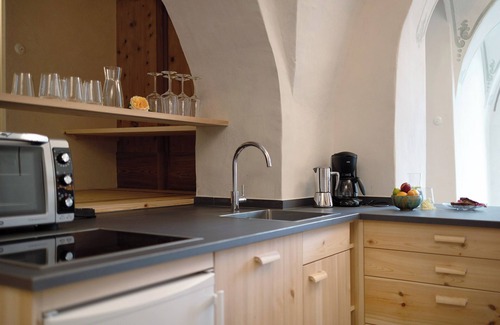 Pfalzen Apartamento | Apartamento vacacional 'Ansitz Baumannhof 1818' con vistas a la montaña, jardín comunitario y Wi-Fi
