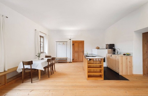 Pfalzen Apartamento | Apartamento vacacional 'Ansitz Baumannhof Erker Suite' con vistas a la montaña, jardín comunitario y Wi-Fi