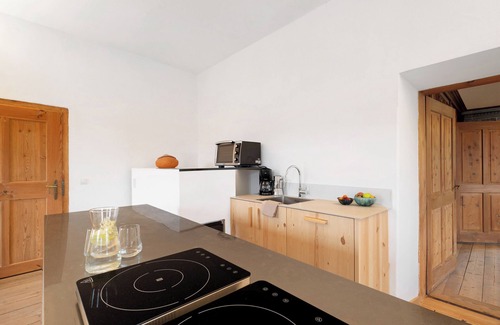 Pfalzen Apartamento | Apartamento vacacional 'Ansitz Baumannhof Erker Suite' con vistas a la montaña, jardín comunitario y Wi-Fi