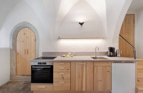 Pfalzen Apartamento | Apartamento vacacional 'Ansitz Baumannhof Gotik' con vistas a la montaña, jardín comunitario y Wi-Fi