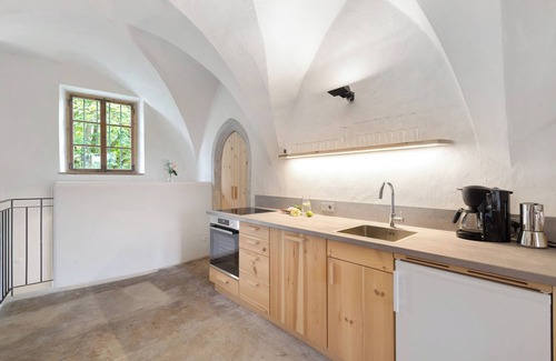 Pfalzen Apartamento | Apartamento vacacional 'Ansitz Baumannhof Gotik' con vistas a la montaña, jardín comunitario y Wi-Fi