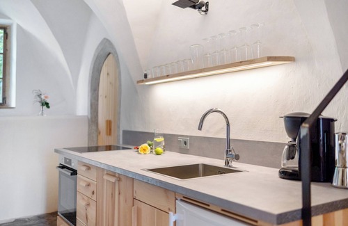 Pfalzen Apartamento | Apartamento vacacional 'Ansitz Baumannhof Gotik' con vistas a la montaña, jardín comunitario y Wi-Fi