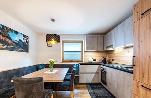 Lanersbach Apartamento | Apartamento vacacional 'Alpenrose Tux 1' con vistas a la montaña, balcón y Wi-Fi