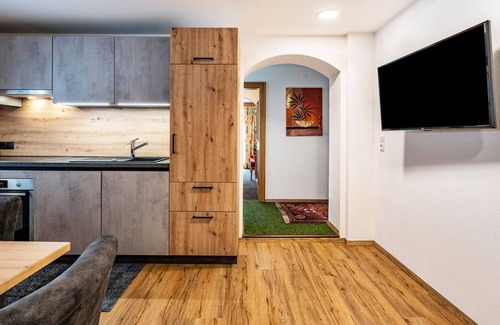 Lanersbach Apartamento | Apartamento vacacional 'Alpenrose Tux 1' con vistas a la montaña, balcón y Wi-Fi