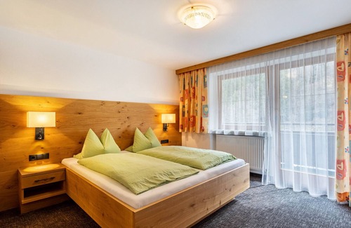 Lanersbach Apartamento | Apartamento vacacional 'Alpenrose Tux 1' con vistas a la montaña, balcón y Wi-Fi