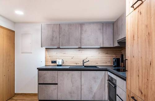 Lanersbach Apartamento | Apartamento vacacional 'Alpenrose Tux 2' con vistas a la montaña, balcón y Wi-Fi