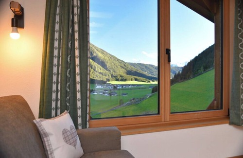 Valle di Casies Apartamento | Apartamento 'Ausserharmerhof Wiesenglück' con vistas a la montaña, jardín compartido y Wi-Fi
