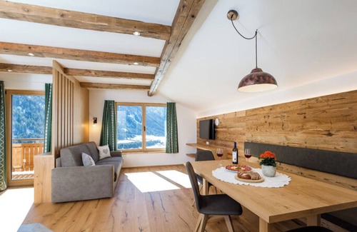 Valle di Casies Apartamento | Apartamento 'Ausserharmerhof Wiesenglück' con vistas a la montaña, jardín compartido y Wi-Fi