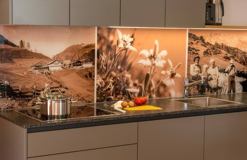 Valle di Casies Apartamento | Apartamento vacacional 'Ausserharmerhof Anno 1556' con vistas a la montaña, jardín comunitario y wifi