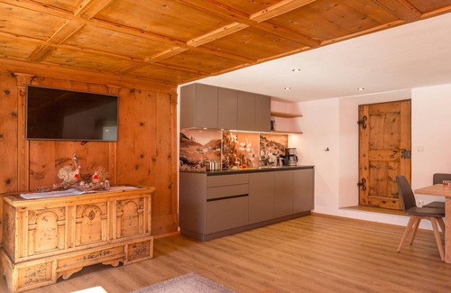Valle di Casies Apartamento | Apartamento vacacional 'Ausserharmerhof Anno 1556' con vistas a la montaña, jardín comunitario y wifi