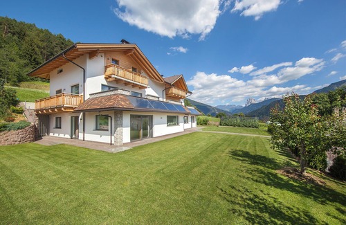 Laion Apartamento | Apartamento vacacional 'Avea App 1-2 Personas' con vistas a la montaña y jardín