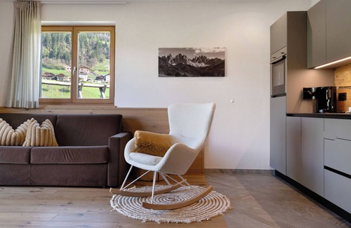 Villnoss Apartamento | Apartamento vacacional 'Baumannhof Apartment Tera' con vistas a la montaña, terraza comunitaria y Wi-Fi