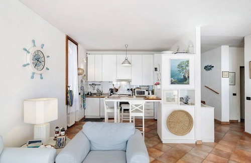 Torre del Mare Apartamento | Apartamento vacacional "Belvedere Su Bergeggi In Villa" con vistas al mar, piscina y terraza
