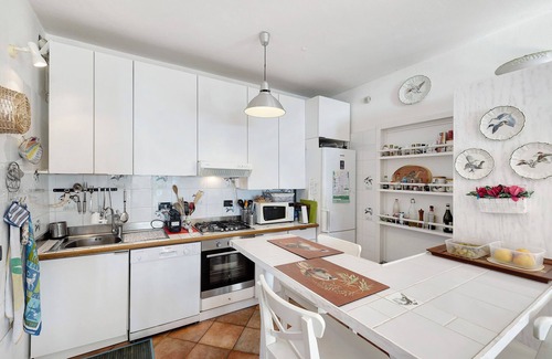 Torre del Mare Apartamento | Apartamento vacacional "Belvedere Su Bergeggi In Villa" con vistas al mar, piscina y terraza