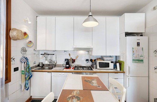 Torre del Mare Apartamento | Apartamento vacacional "Belvedere Su Bergeggi In Villa" con vistas al mar, piscina y terraza