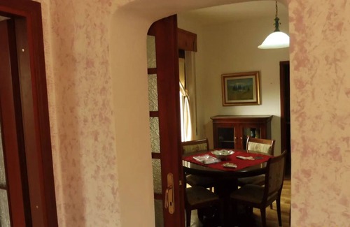 Perfugas Apartamento | Apartamento vacacional 'Casa Azzurra' con balcón, terraza y Wi-Fi