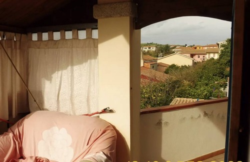 Perfugas Apartamento | Apartamento vacacional 'Casa Azzurra' con balcón, terraza y Wi-Fi