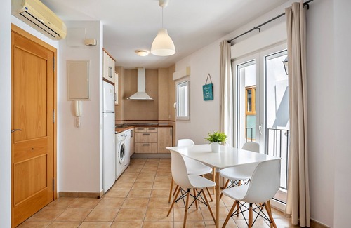 Centro de Conil de la Frontera Apartamento | Apartamento vacacional "Casa Señores Cura 1 - Solo Familias" con terraza compartida y Wi-Fi