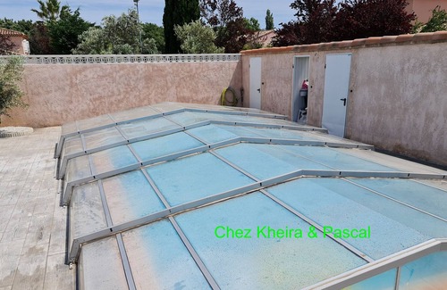 Vitrolles Apartamento | Apartamento vacacional "Chez Kheira et Pascal" con terraza privada y piscina compartida