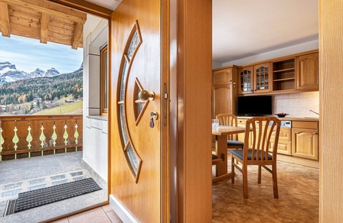 La Villa Apartamento | Apartamento vacacional 'Ciasa Alfred' con vistas a la montaña, Wi-Fi y balcón