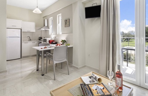 Vassiliki Apartamento | Apartamento vacacional 'Cosmos 4' cerca de la playa con terraza compartida y Wi-Fi