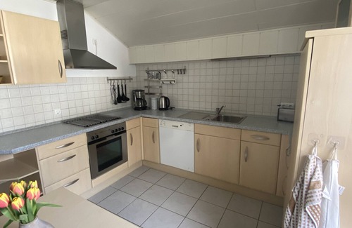 Bad Wildungen Apartamento | Apartamento vacacional "Zur Schönen Aussicht" con vistas a la montaña, balcón y Wi-Fi