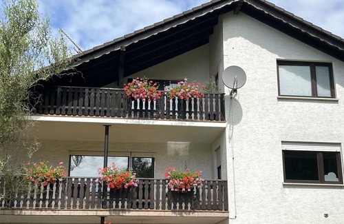 Bad Wildungen Apartamento | Apartamento vacacional "Zur Schönen Aussicht" con vistas a la montaña, balcón y Wi-Fi