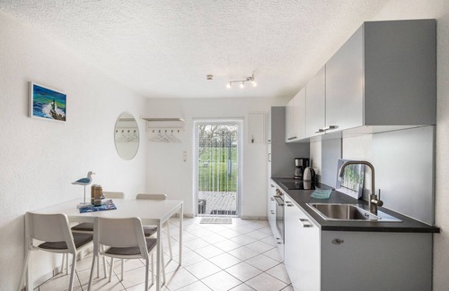 Dierhagen Ost Apartamento | Apartamento vacacional "Strandnaher Bungalow" con terraza privada y Wi-Fi