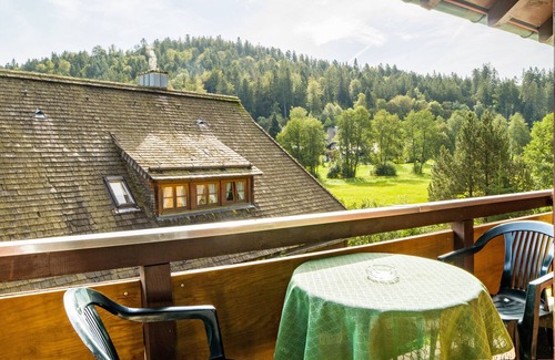 Hinterzarten Apartamento | Holiday Apartment 'Loft' with Mountain View, Shared Garden, Balcony & Wi-Fi