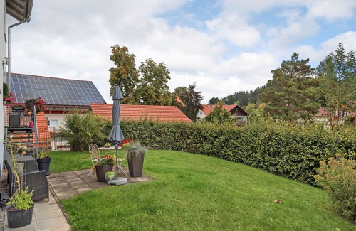 Marktoberdorf Apartamento | Apartamento vacacional 'Am Mühlbach' con jardín comunitario, balcón y Wi-Fi