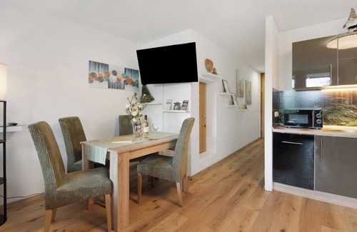 Sankt Englmar Apartamento | Apartamento vacacional 'Hella Wahnsinn' con piscina comunitaria, balcón y wifi