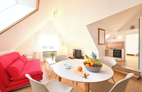 Enzisweiler Apartamento | Apartamento vacacional 'Dinkelbach Landhaus 1 B Sommerfeeling' con vistas al lago y Wi-Fi