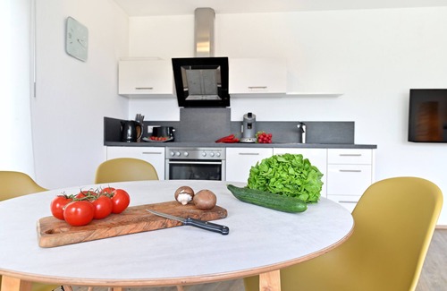 Enzisweiler Apartamento | Apartamento vacacional 'Dinkelbach Feriendomicil 2 B Flair' con vistas a la montaña y ascensor
